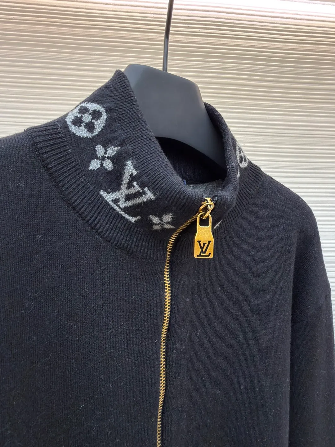 LOUIS VUITTON Wool knitted printed stand collar long sleeves ●Original version: Purchased and developed by 15953 ●Item number: 1681976-C05 ●Fabric: wool blended fabric ●Technology: knitting ●Color: black ●Version: fitted version ●Weight: about 670 grams ●Size: S-M-L-XL ●Description: Made of selected wool blended fabric, it feels soft and delicate and has good warmth retention. After special washing process, it presents a unique aged texture and soft color. The three-dimensional tailoring fits the body shape, and the stand-up collar design with smooth zipper closure makes it neat and stylish to wear. The collar and cuffs are decorated with the brand's iconic Monogram jacquard pattern, with exquisite details that highlight the brand's identity. The body of the garment adopts flat-turn open-stitching technology, the stitches are even and flat, and the lines are clear and smooth. The pockets on both sides are designed to be practical and beautiful, and the edges are reinforced to ensure durability. The ribbed design on the hem and cuffs is both windproof and warm and can modify your figure. The entire jacket embodies Louis Vuitton's ultimate pursuit of quality and craftsmanship from fabric selection, tailoring to detail processing. It not only retains the elegant style of classic items, but also incorporates modern design language, making it suitable for various occasions and showing a low-key and luxurious fashion attitude. The overall wiring is straight and delicate, the fabric is comfortable and soft, and the color is consistent without color difference. It can be matched with the same style to create a fashionable look and control various occasions. Customized accessories, complete with three standards, same style for men and women!